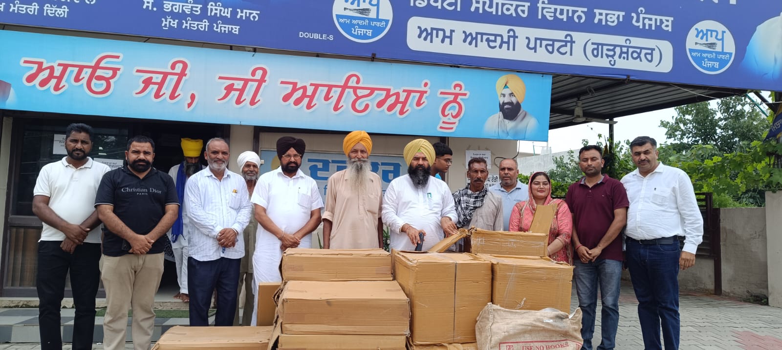 Deputy Speaker S. Jai Krishan Singh Rori presents hundreds of solar lights to 23 villages